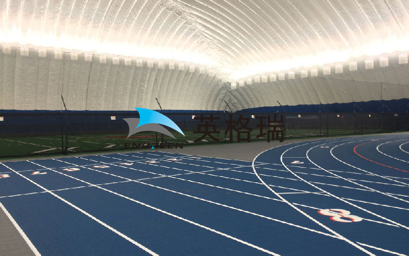 跟傳統(tǒng)體育館相比，新型氣膜體育館在各方面都有著很大的優(yōu)勢(shì)
