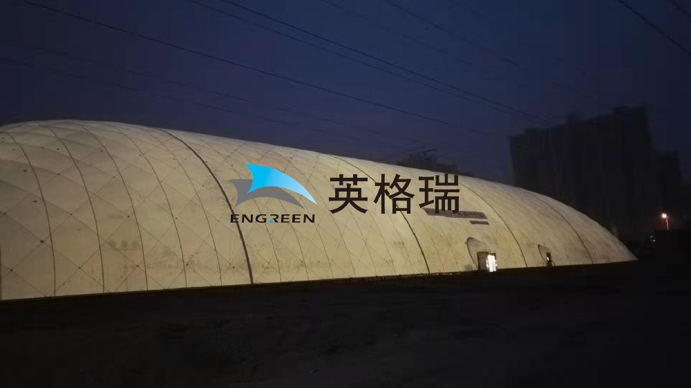 全封閉式的環(huán)保倉儲系統(tǒng)，在對露天煤場進行封閉處理時，能做到對煤炭揚塵隔離