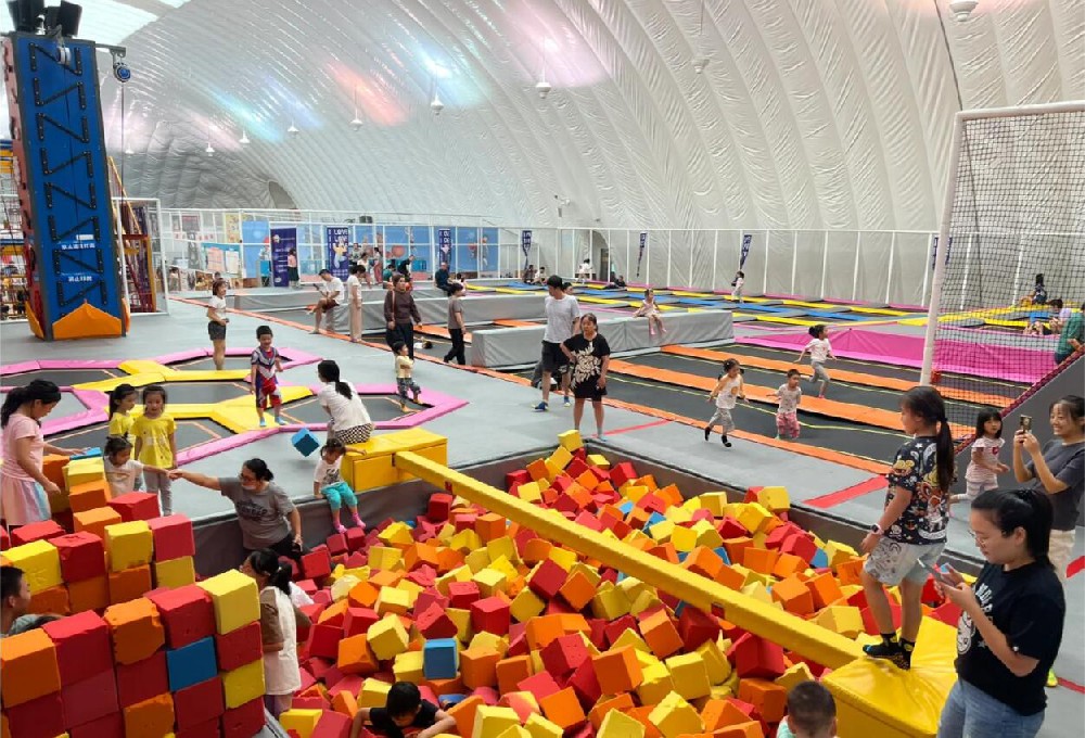 氣膜游樂館為親子互動提供了安全舒適的室內(nèi)場所