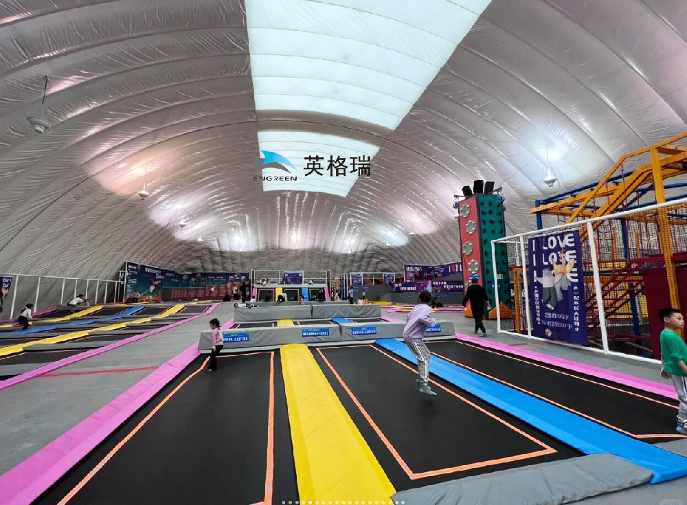 搭建一個(gè)氣膜蹦床館，為孩子們營造一個(gè)游樂天堂