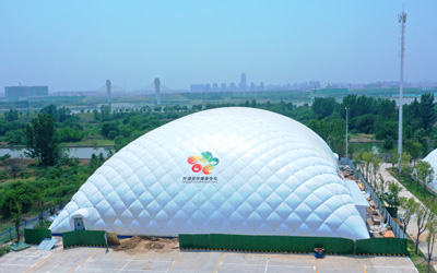 膜結(jié)構(gòu)建筑是搭建室內(nèi)游泳館的優(yōu)良方案之一